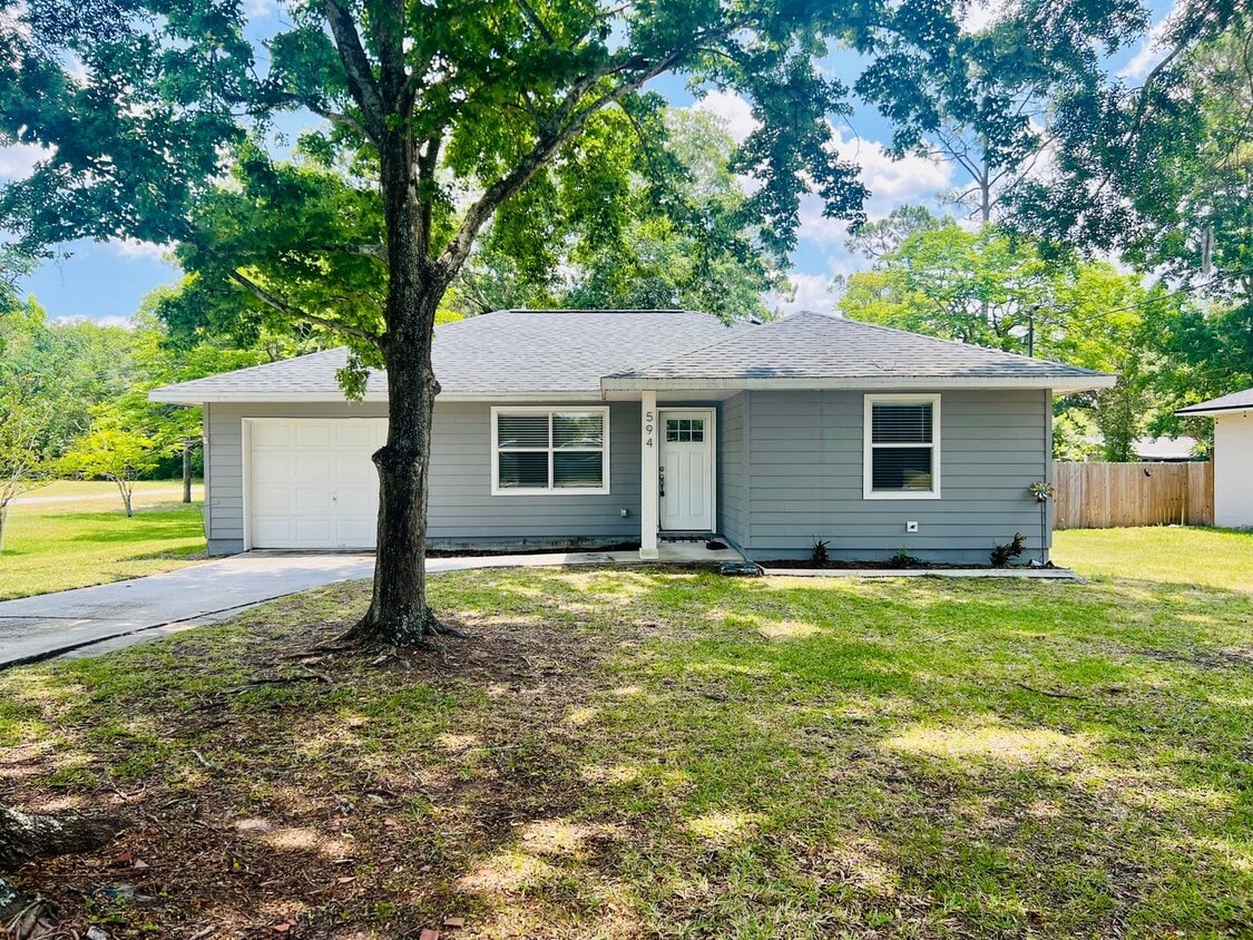Primary Photo - Green Cove Springs bungalow