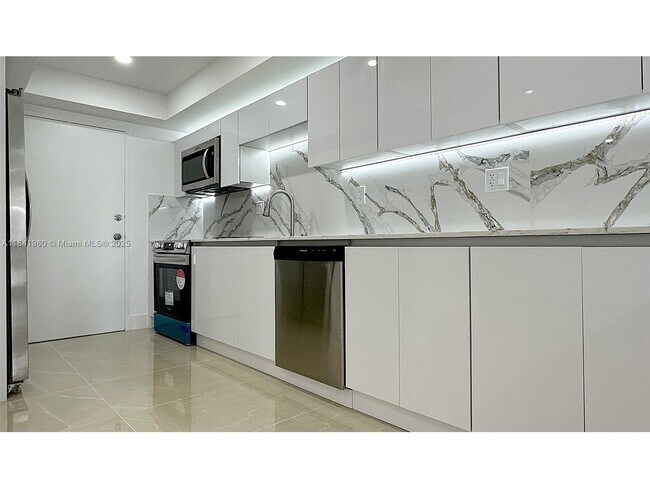 Building Photo - 18071 Biscayne Blvd