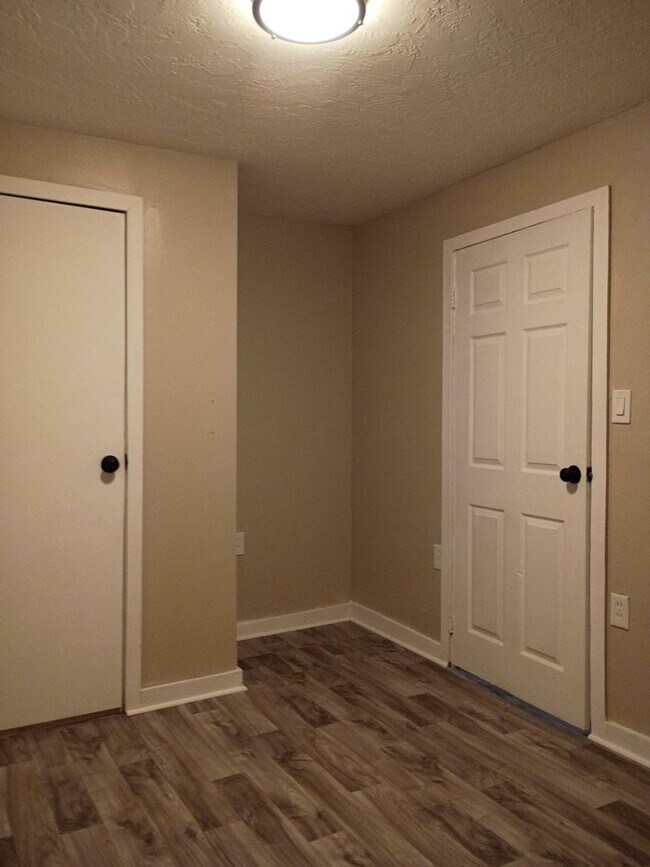 Building Photo - Charming 3 - Bedroom Property in Prime Location