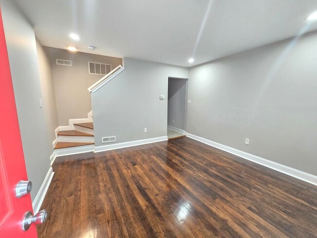 Building Photo - Beautiful 1 Bedroom w/ Den town home located in Dundalk.
