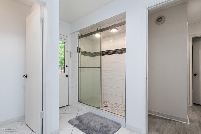 Foto del edificio - 8248 Gardenview Ct