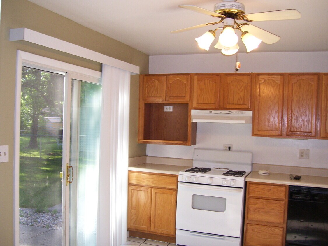 Building Photo - 3 Bedroom close to Cenntenial HS