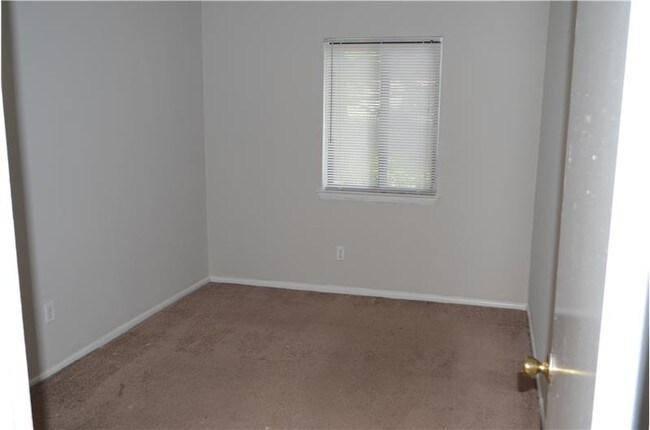 Building Photo - 856 Putnam Blvd