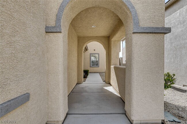 Building Photo - 2867 Strathallan Ave