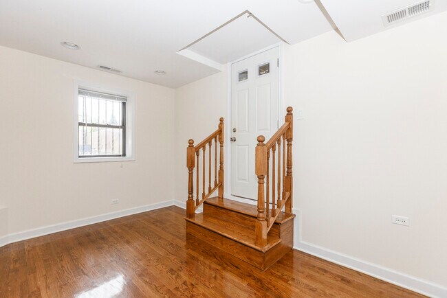 Building Photo - 4651 N Wolcott Ave