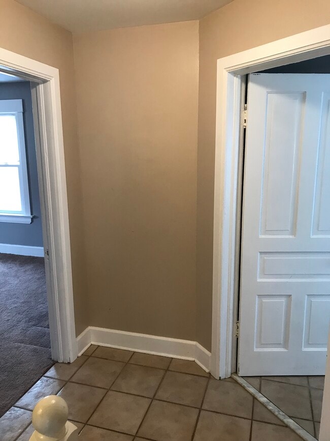 Bath entrance - 221 Free St