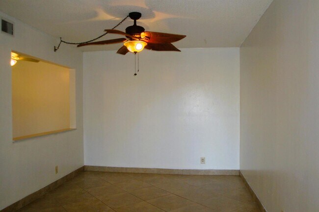Foto del edificio - 723 Sunny Pine Way