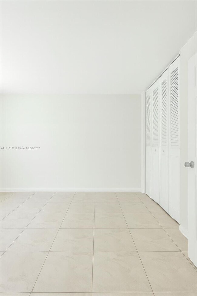 Foto del edificio - 9493 SW 76th St