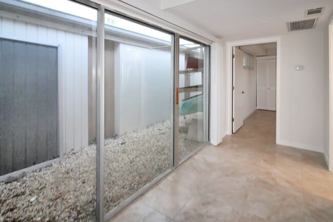 Building Photo - Annual Beachfront Condo at Venice Sands