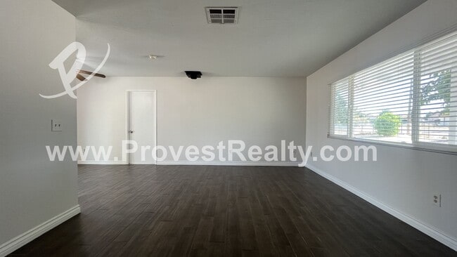 Building Photo - 2 Bed 1 Bath Hesperia Home on a Large Plot...