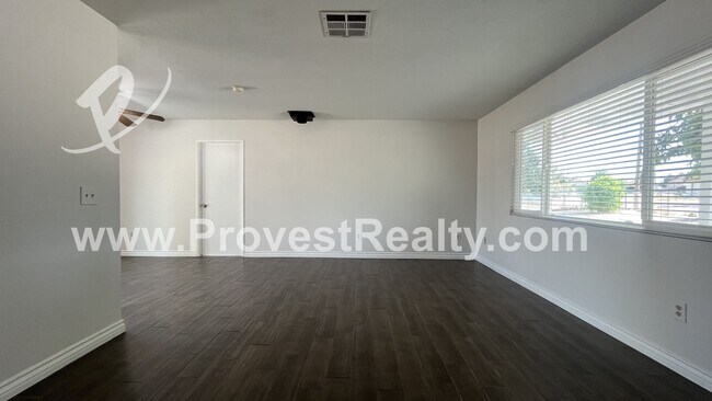 Foto del edificio - 2 Bed 1 Bath Hesperia Home on a Large Plot...