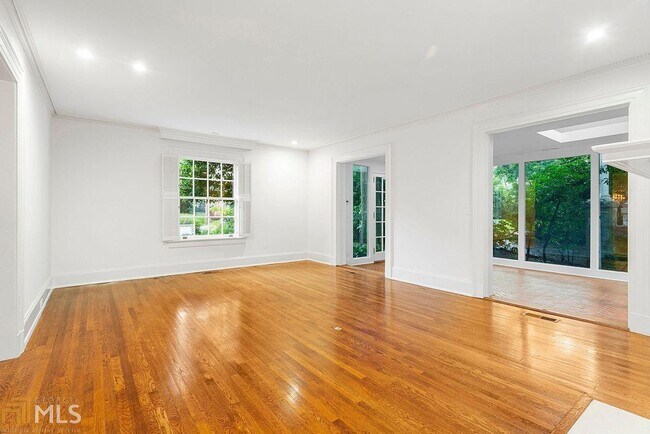 Foto del edificio - 120 Peachtree Cir NE