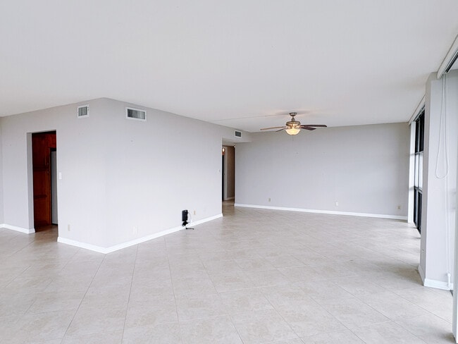 Building Photo - 800 Parkview Dr