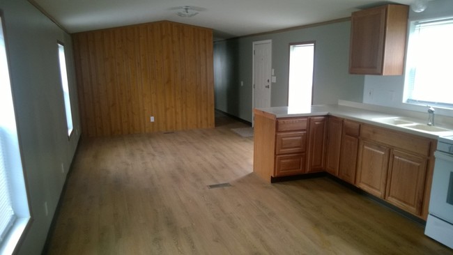Building Photo - 5 E Niles Rd