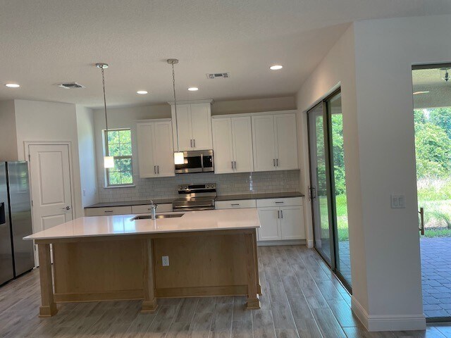 Foto del edificio - 7501 Wing Span Wy