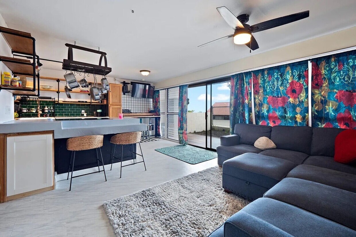 Foto principal - 2/2 Beautifully Renovated Furnished Condo ...