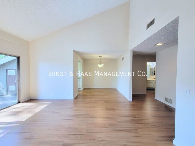 Building Photo - Comfy 2-Bed, 1-Bath Condo in Paramount wit...