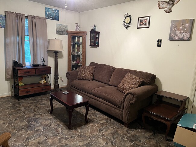Building Photo - 631 Daris Dr