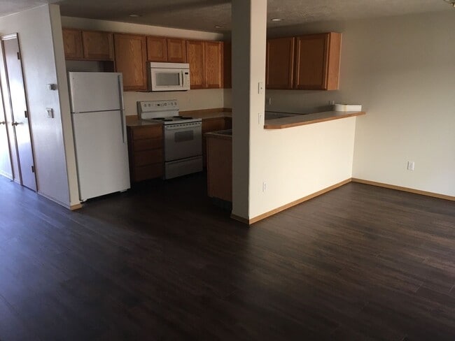 Building Photo - 2 Bedroom Townhome in SW Redmond!