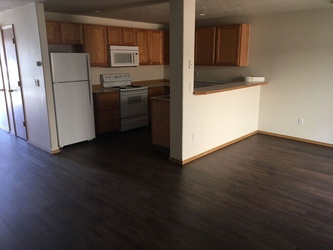 Foto del edificio - 2 Bedroom Townhome in SW Redmond!