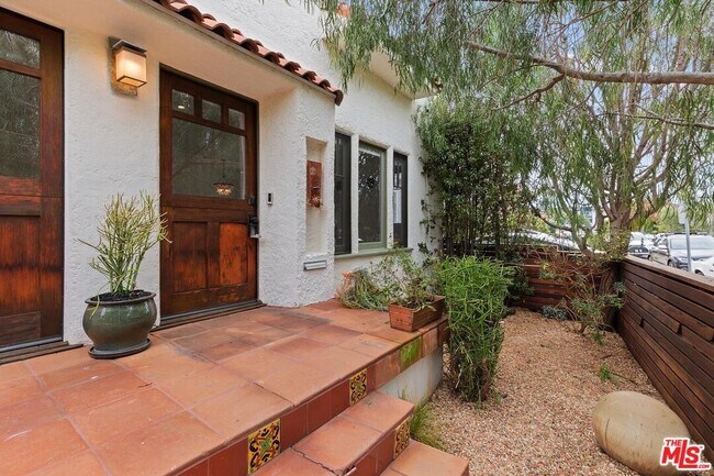 Building Photo - 228 Rennie Ave