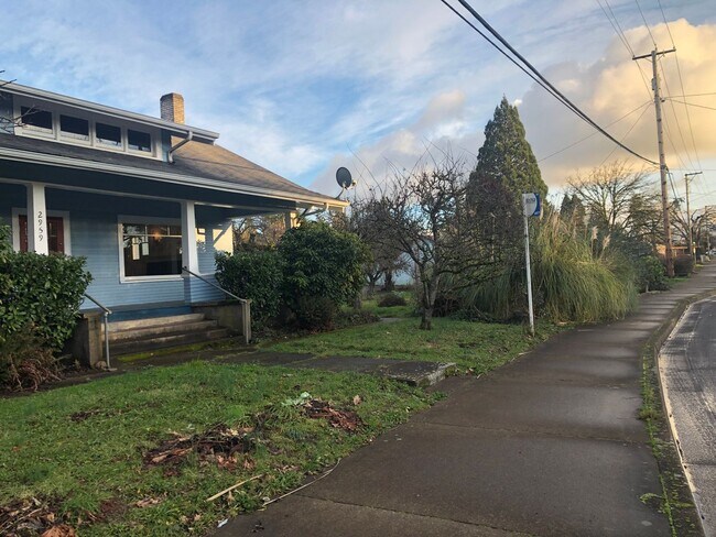 Foto del edificio - Large 4 bed/2 bath Farm House on River Rd.