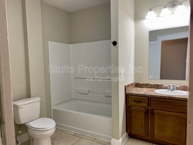 Building Photo - 409 N Poplar St