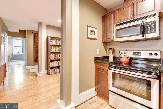 Foto del edificio - 1651 Lamont St NW