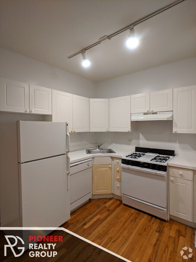 Building Photo - 923 W Dickens Ave