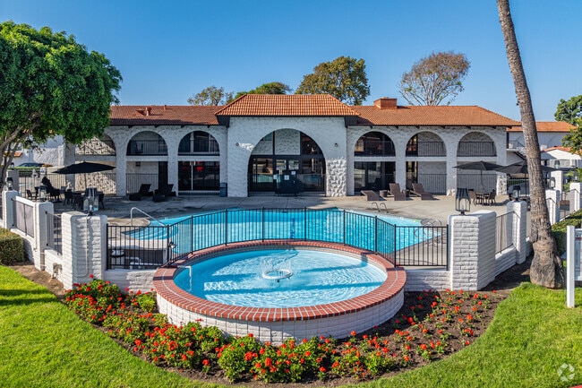 Leasing Center - Villa Granada Apartments