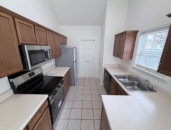 Foto del edificio - 3 bed, 3 bath with a bonus area over 2,000 Sq/ft in Cordova