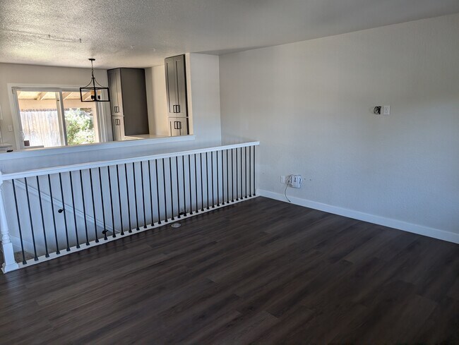 Sala de estar de la planta superior - 3604 S Olathe St