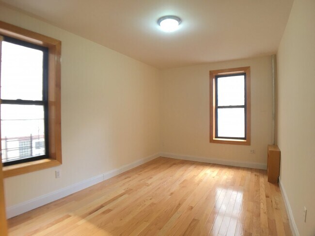 Building Photo - 609 W 196th St