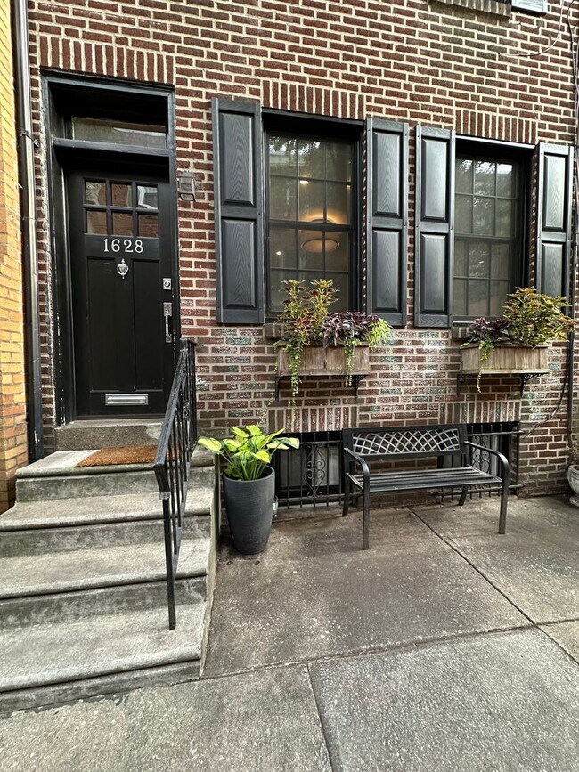 Building Photo - 3 Bed 3 Bath House in Rittenhouse Square
