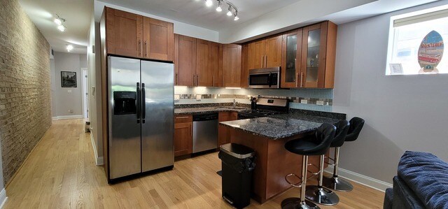 Primary Photo - 1549 W Sherwin Ave