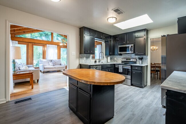 Foto del edificio - 2431 Weatherford Ct