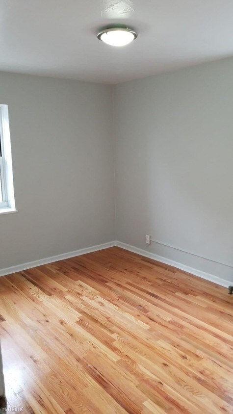 Foto del edificio - 1 br, 1 bath  - 70 Crawford St Apt 4