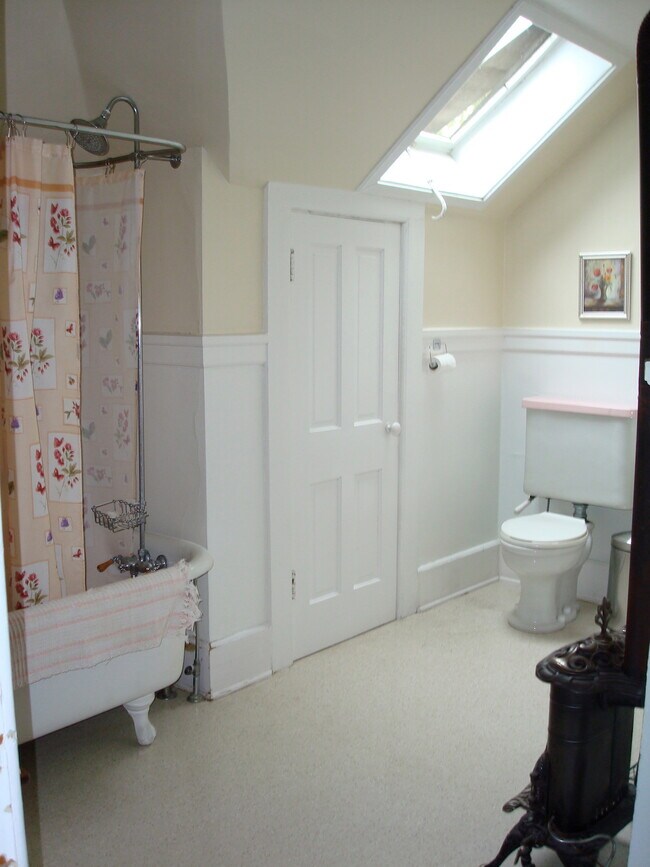 baño - 207 N 3rd St