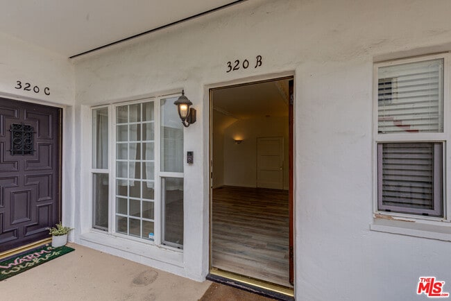 Building Photo - 320 S Reeves Dr