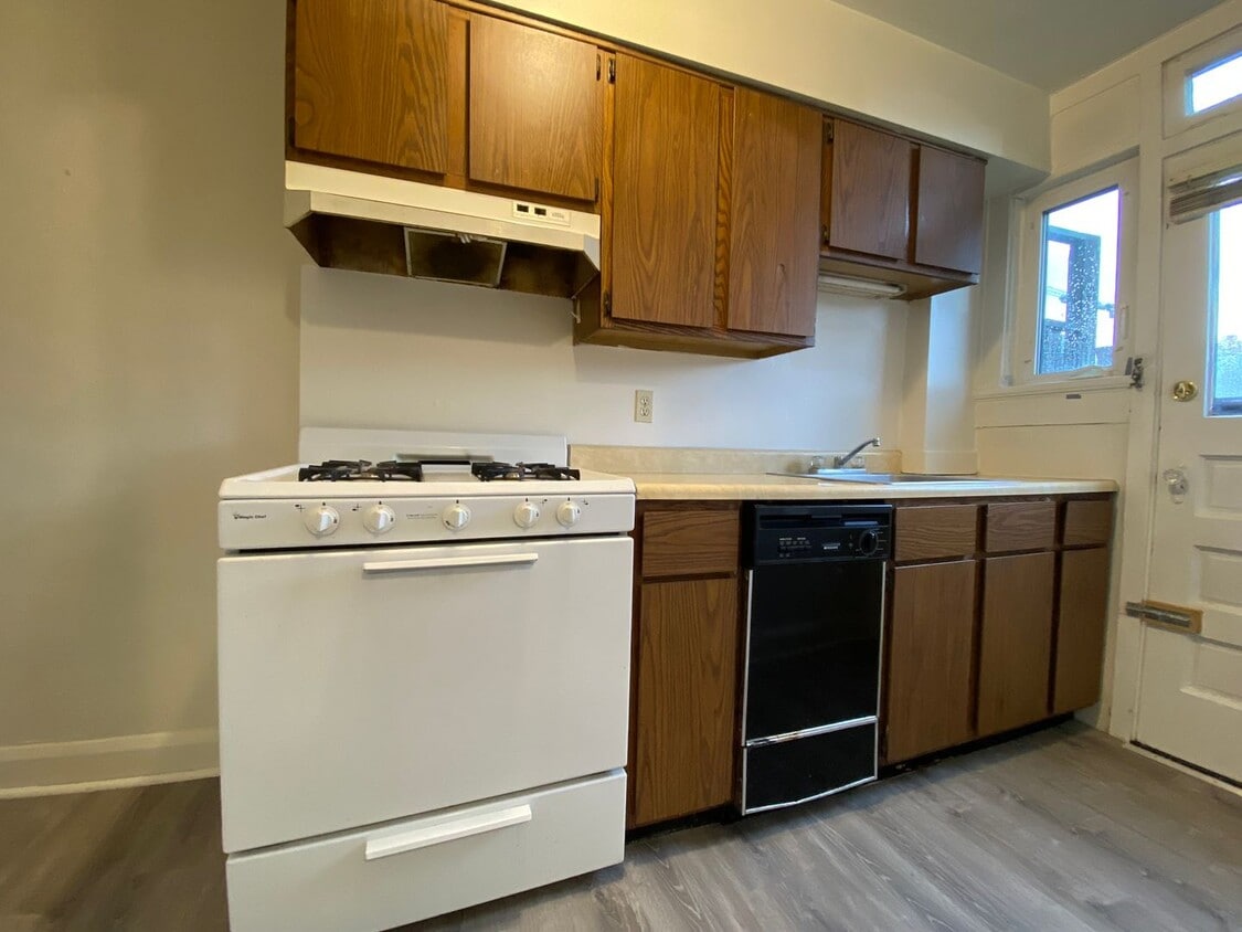 Primary Photo - Stunning Two Bedroom Apartment in Oakland!...