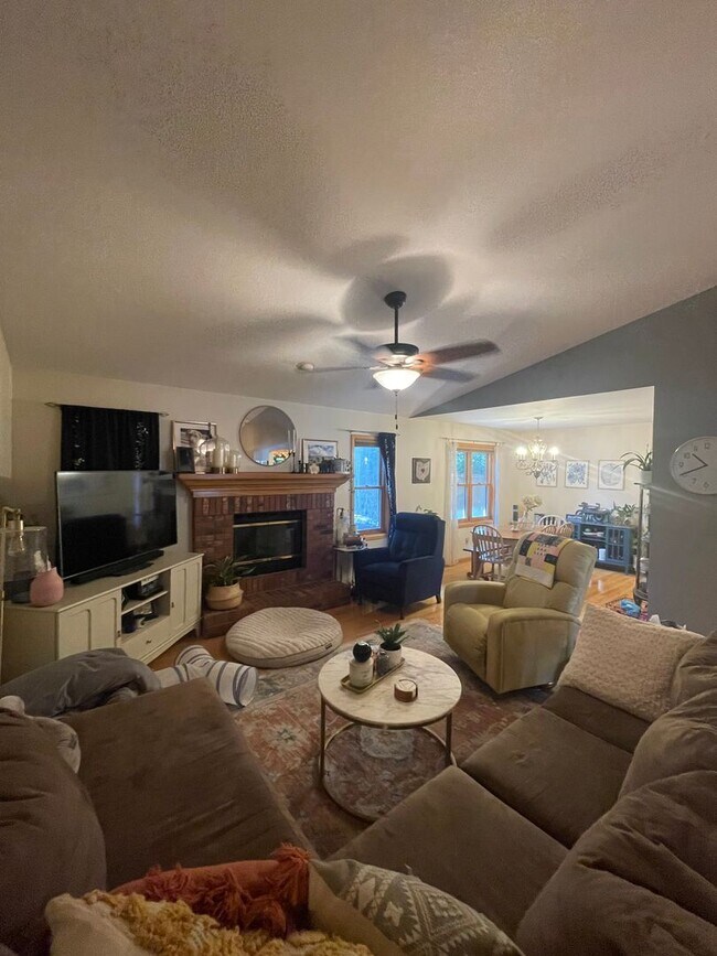 Foto del edificio - West-side Gem! Sprawling Single-Family Hom...