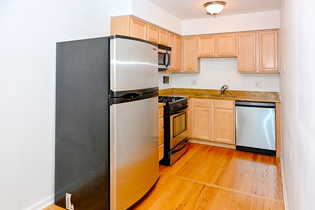 Building Photo - 1415 W Lunt Ave