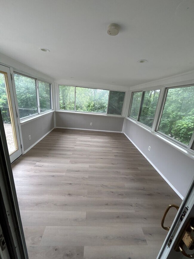 Building Photo - Spacious 4 bedroom 1 bathroom single family home