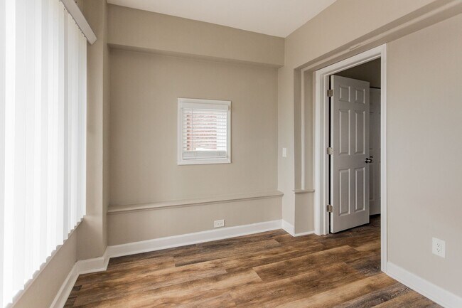 Building Photo - Historic Style, Modern Comforts, Prime Loc...