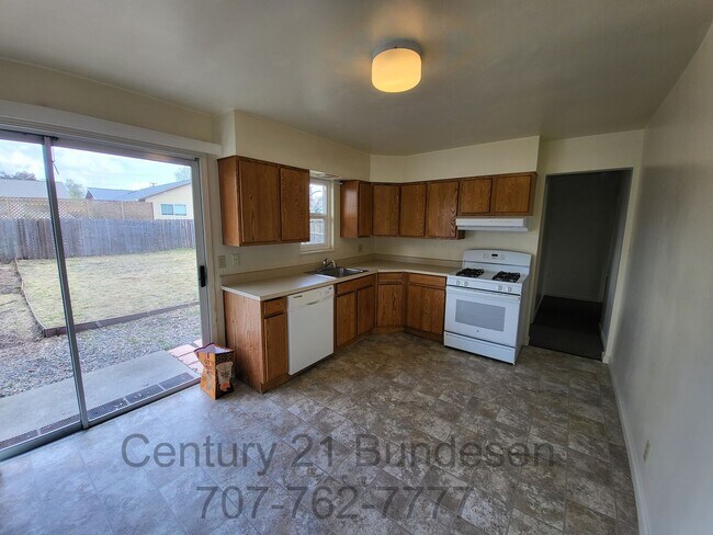 Building Photo - Clean Eastside Petaluma Home - 3BD/2BA ~132 Maria Drive