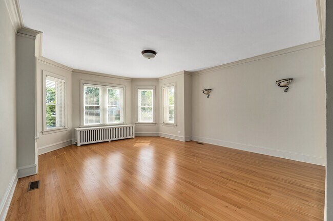 Building Photo - 1115 W Cossitt Ave