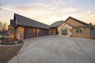 Building Photo - 2425 Glenmere Dr