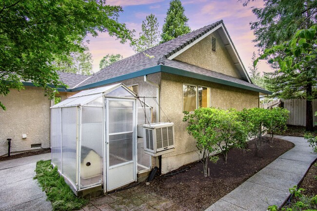 Building Photo - Spacious 3 Bedroom 2 Bathroom Home in Conv...