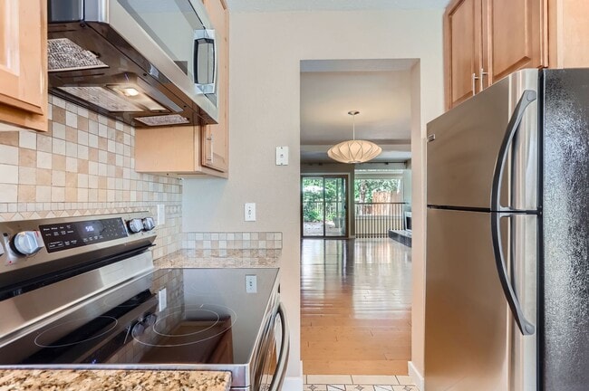 Building Photo - Gorgeous Wonderland Hills Townhome. Privat...