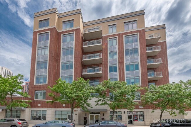 Building Photo - 657 W Fulton St